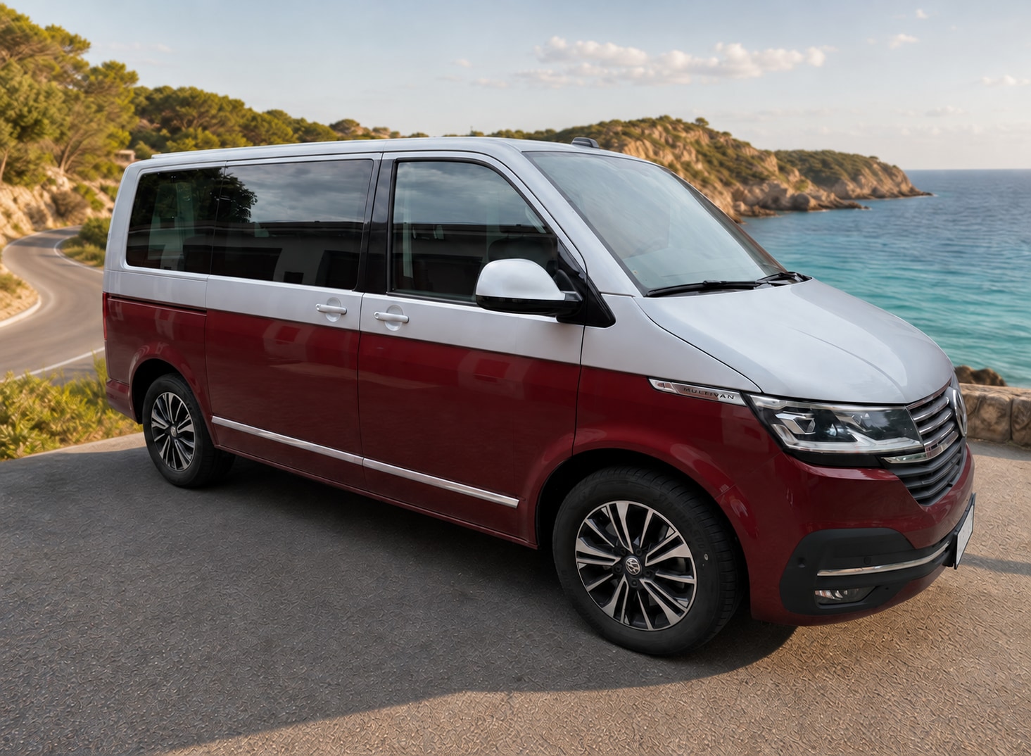 Dvoubarevný červeno-stříbrný Volkswagen Multivan zepředu