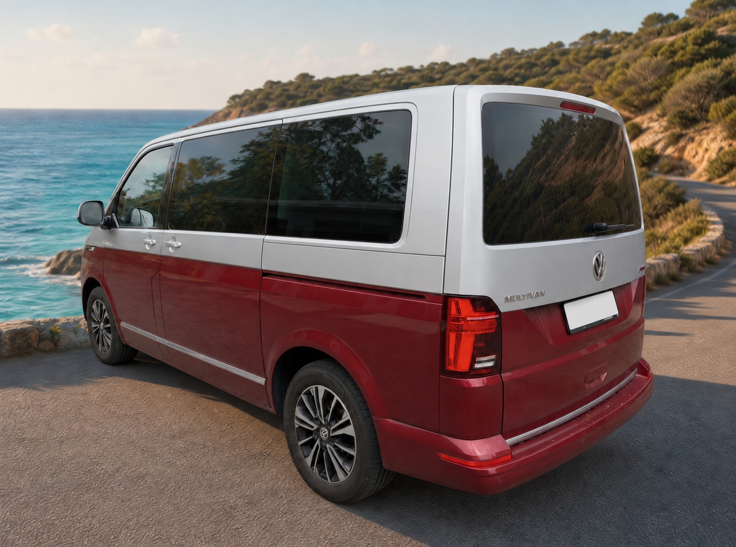 Dvoubarevný Volkswagen Multivan z pohledu zezadu