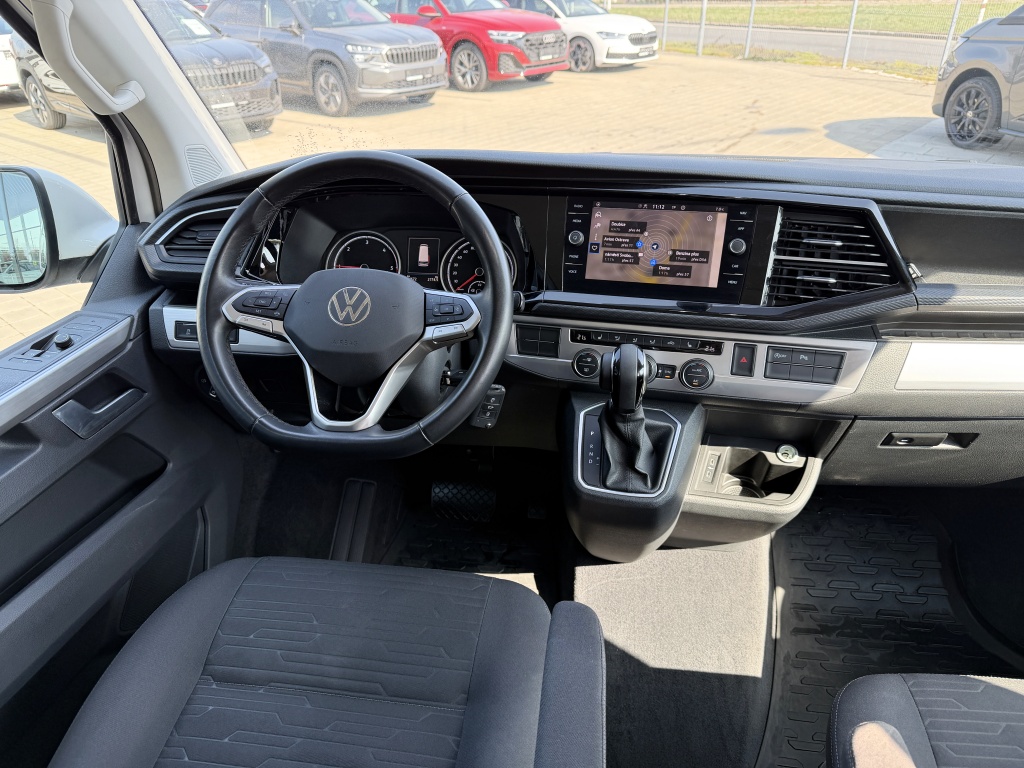 Přehledný kokpit Volkswagenu Multivan s automatickou převodovkou